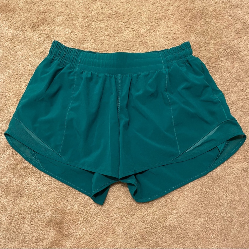 GREEN Lululemon Hotty Hot shorts 4”